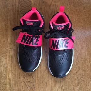 Youth Nike shoes. They are size 7 in women.
